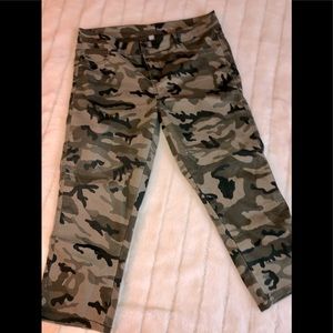 Camo cropped pants